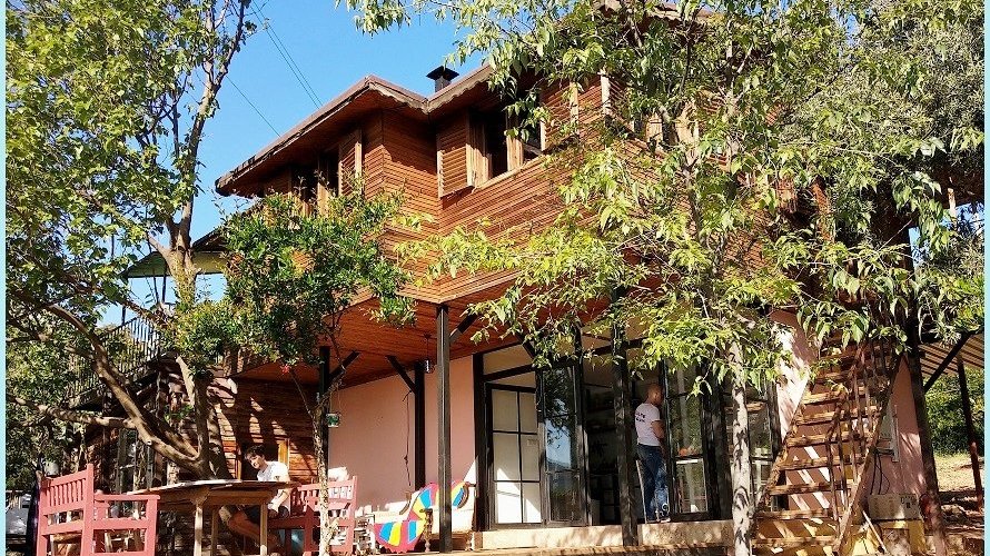 Flying Goat is a cozy Camp & Hostel nestled beneath the main climbing sector Sarkit, within a short walking distance to all 1.300 climbing routes in Geyikbayiri.
