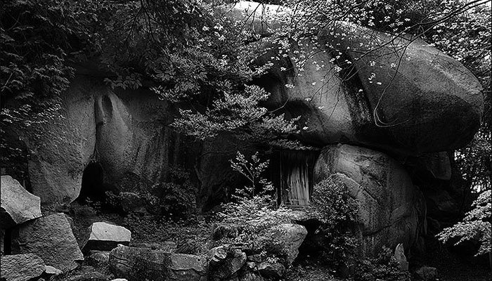 鬼の差上岩。ほかにも鬼の餅つき岩、汐差岩、八畳岩、屏風岩など珍しい岩がある。