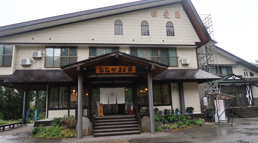 食事もこの入り口から