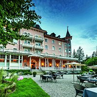 Die liebevoll gepflegte Hotelanlage mit der Jugendstil Veranda und dem Garten mit Springbrunnen, pefekt für kulinarische und romantische Momente.