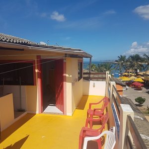 Cobertura, o apartamento tem dois quartos, com vista para o mar, terraço amplo, área de serviço, sala e cozinha. Ótima localização na Praça.
