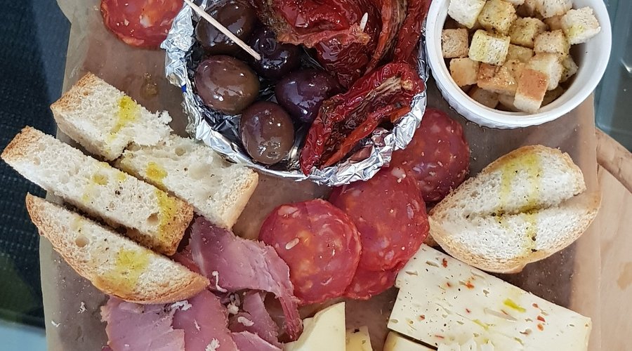 Il super tagliere con il cotto caldo tagliato al coltello con aggiunta di Kren  e dei 3 formaggi artigianali ( latteria, alla erbe a al peperoncino) 