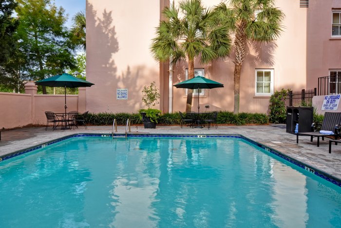 Embassy Suites by Hilton Charleston Historic District Pool: Pictures ...