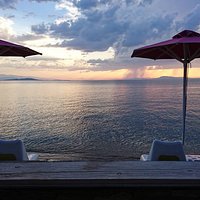 Sole frozen yogurt parlour in the area ... with much more: ice cream, pancakes, waffles, drinks, exquisite coffee... and romantic seaviews