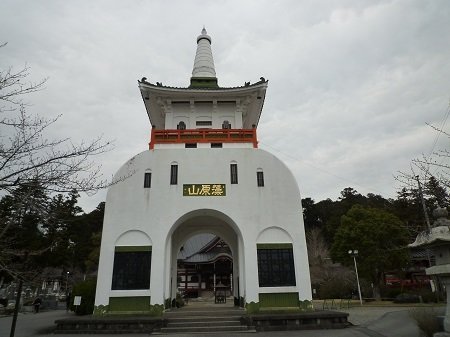 多宝塔形式の山門（仁王門）