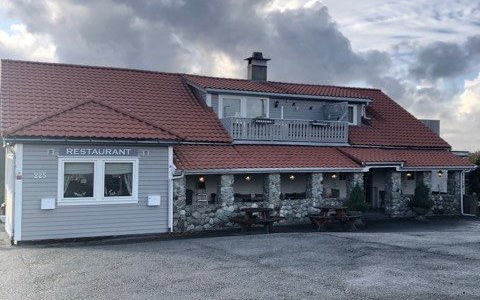 Shiftende vær ved restauranten 