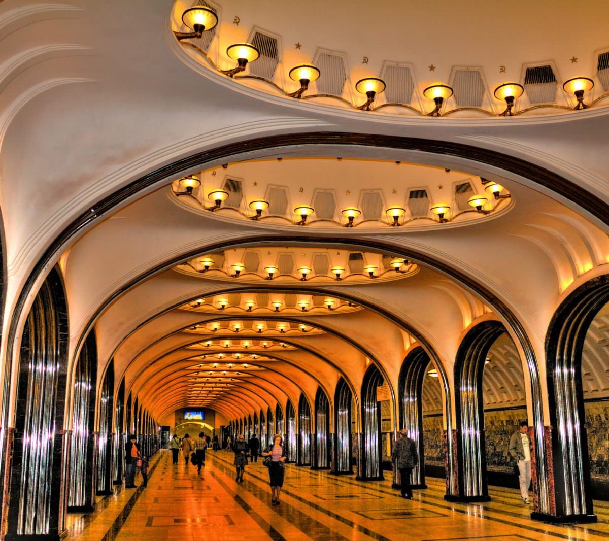 Лучшие метро в москве. Маяковская станция метро Москва. Московское метро станция Маяковская. Станция метрополитена Маяковская. Маяковская станция метро Кольцевая линия.