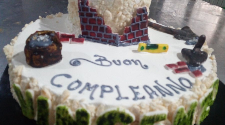 Torte a tema con piccole decorazioni manuali in pasta di zucchero