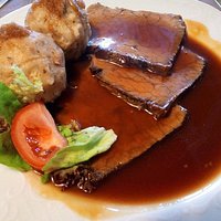 Der Sauerbraten war sehr, sehr lecker, aber falsch angerichtet. Die Deko gehört nach oben, das Fleisch nach rechts (da wo man mit dem Messer schneidet, wenn man wie die Mehrheit Rechtshänder ist!) und die Semmelknödel konnte man essen, würd ich aber nciht noch mal bestellen.