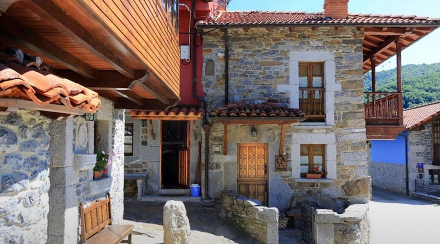 La casita en la que estuvimos alojados con balcón y grandes vistas. Tranquilidad absoluta.
