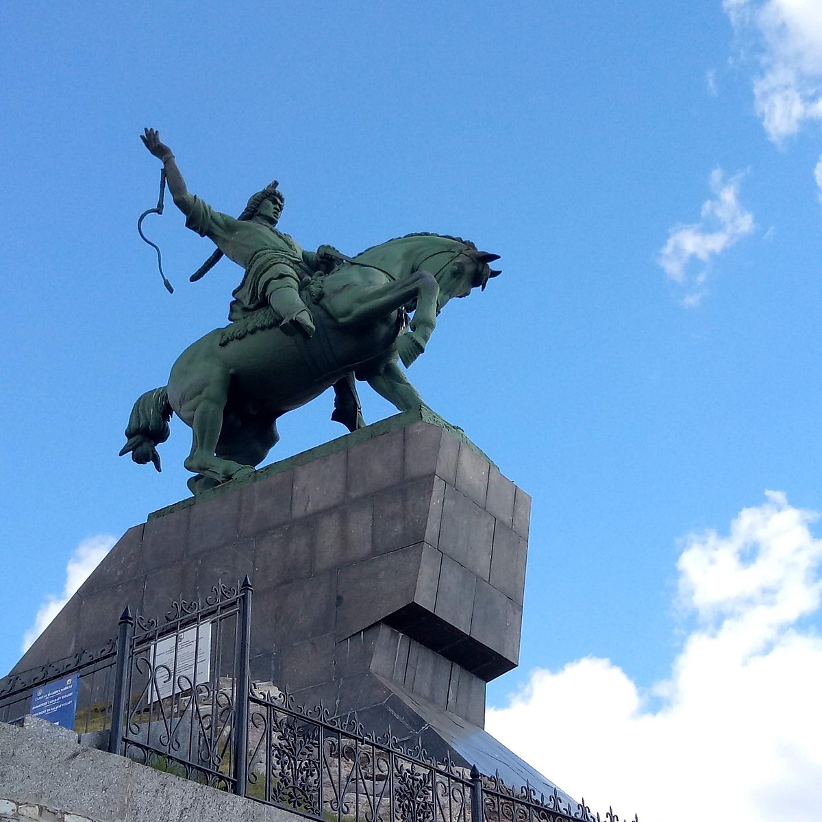 Памятник салават города салават. Памятник Салавата Юлаева в Уфе. Памятник Салавату Юлаеву памятники Уфы. Уфа монумент дружбы от памятника Салавата Юлаева. Памятник Салавата Юлаева монумент дружбы.