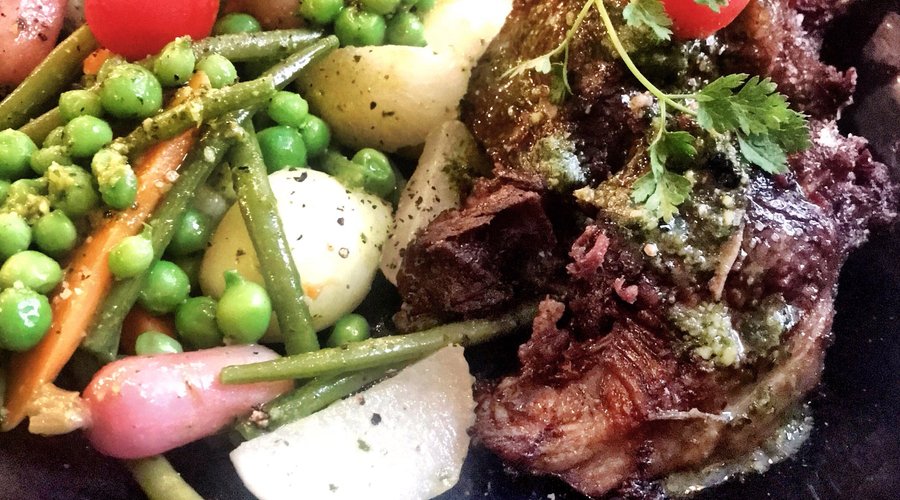 Yes - I ate the green bean salad, which was amazing.   The beef cheeks were out of this world!