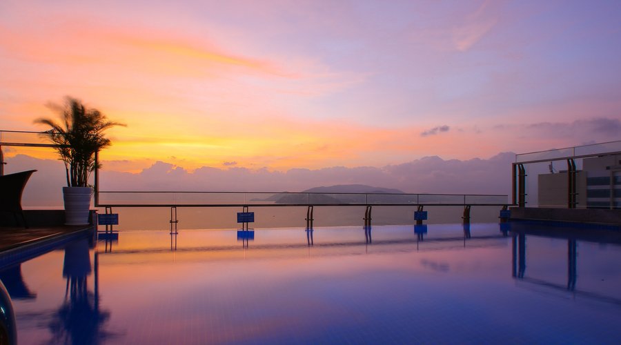 pool on rooftop 