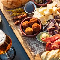 Borrelplateau
Olijvenbrood | tomatenbrood | aïoli kruidenboter | jakartamix | serrano Fuet | bitterbal | kaasblokjes | olijven | kaasstengel | Kip yakitori | groentechips