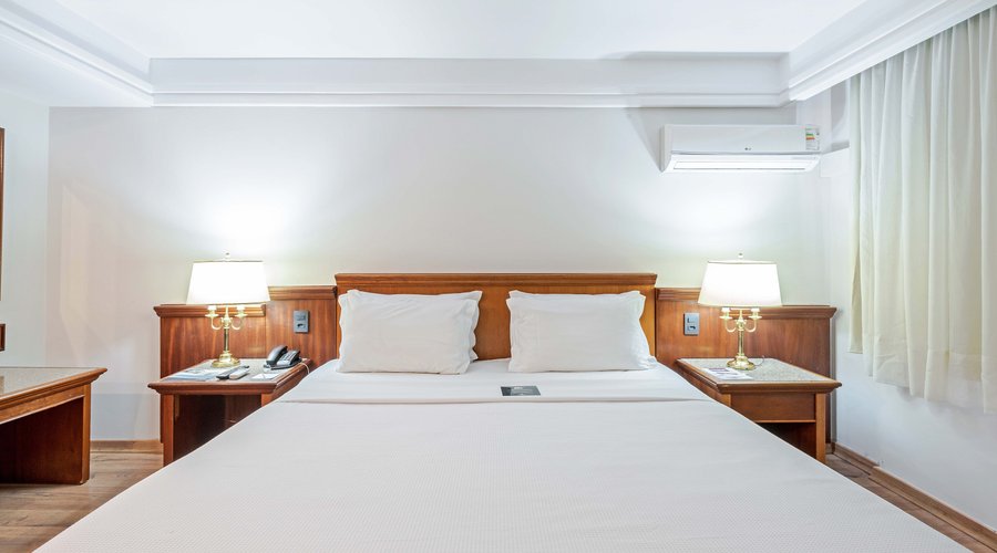 Quarto Standard Individual.

Tamanho do quarto 14 m²

* Ar condicionado Split quente e frio.
* TV a cabo.
* Frigobar 
* Banheiro privativo com amenidades de banho gratuitas.
* Mesa de trabalho. 
* 1 cama de casal tamanho normal.
* Telefone.
* Wifi gratuito em todas as áreas do hotel.
* Piso laminado anti-alérgico.
* Decoração contemporânea.
* Não é permitido fumar nos apartamentos.