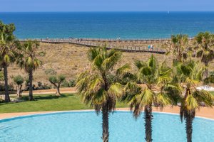 Pool & Beach