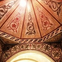 Lo spledido mosaico del ciborio che sovrasta l'altare della chiesa di San Giovanni Profiamma