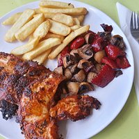 Hähnchenfilet mit Pepperoni, Pilzen und Pommes