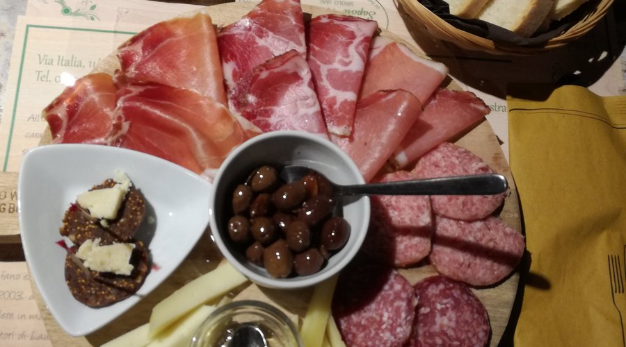 Tagliere di salame ciauscolo, salame al rosso conero, prosciutto crudo nostrano, lonza, lonzino, formaggi da abbinare a miele e lavanda, assaggio di lonzetta di fico con formaggio di fossa e sapa e olive con mandorle e pomodori secchi!