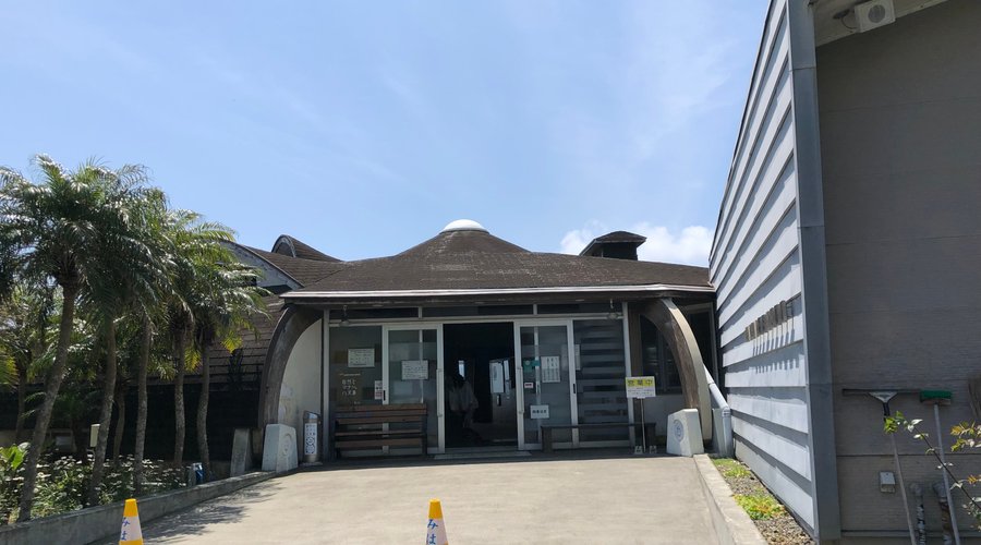 八丈島内の有料温泉施設。入浴料500円。晴れていれば絶景を眺めながら入浴できます。施設もきれいです。