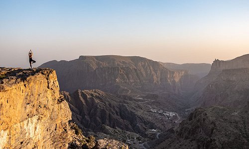 un paesaggio mozzafiato sopra il canyon del Saiq Plateau in Oman a più di 2000 metri di altezza.