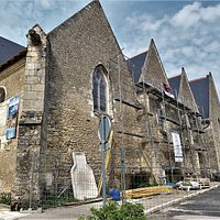 Un portail roman, un chœur de style gothique Plantagenêt de la fin du 12ème siècle (transition entre l'art roman et l'art gothique, il n'y a pas encore de grande élévation et de grandes ouvertures) et des reprises du 16ème donne à cette église un charme particulier. La façade fut classée en 1862 et l'église en 1946.