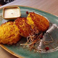 Деруны с куриным филе и сырным соусом
