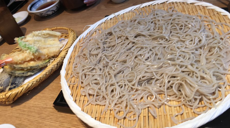 ざるそばとつゆは別にオーダーです。