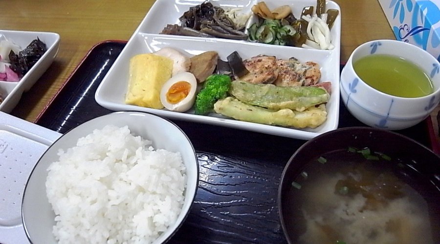 アラメの煮付けなど地場のもの多々あり