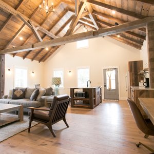 Barn Suite-Pine Cove Farmhouse