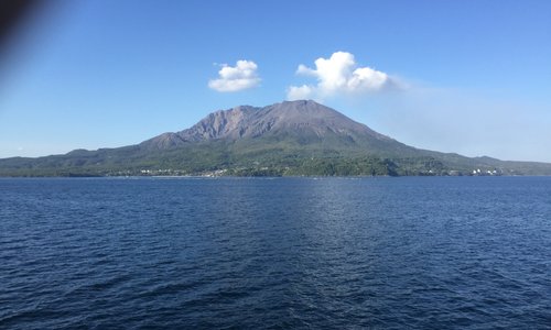 フェリーから眺める桜島です。迫力満点で良いお天気にも恵まれていました