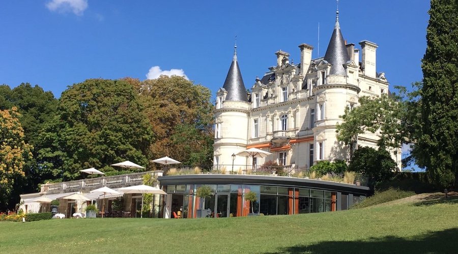 Le Château vu de la Prairie attenante