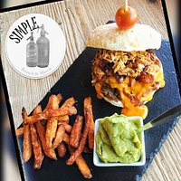 Hamburguesa casera de Pulled Pork! Salsa ranchera, cebolla crujiente, bacon, guacamole y nuestro boniato crunch!