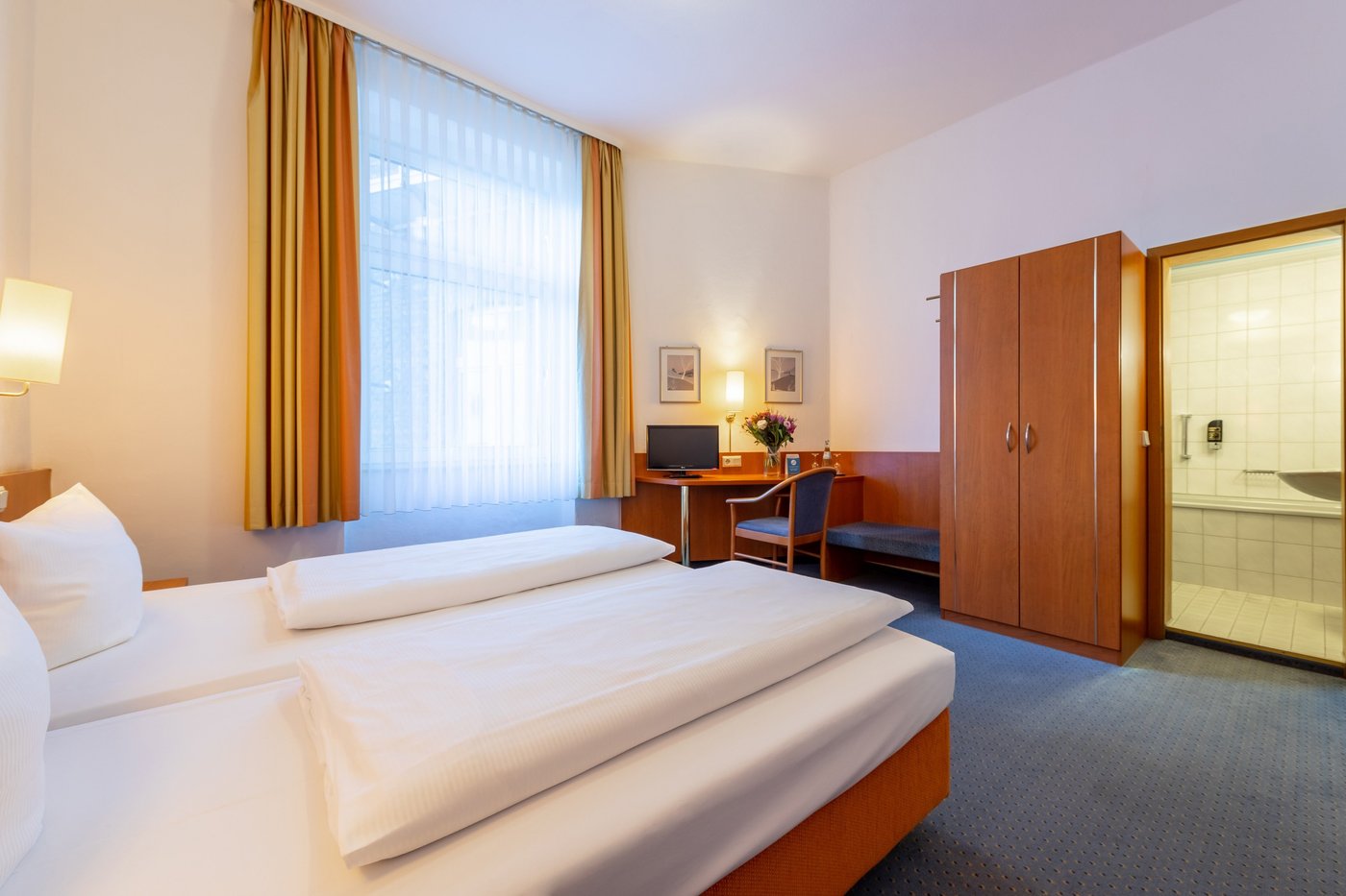 HOTEL SCHUMANN DÜSSELDORF BY TRIP INN - Hotel Reviews, Photos, Rate ...