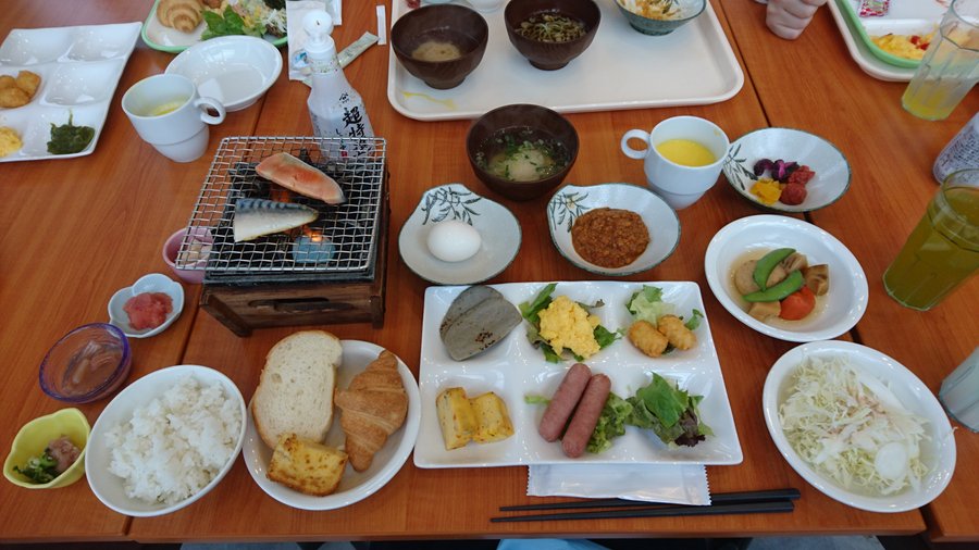 朝食の魚は、焼き上がった物と自分好みで焼く物の2種類がありました。