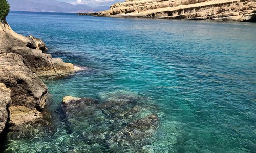 Were back, been here three times before, nostalgic for us. Still beautiful View with the Cave and the ocean. Become a bit commercially since last time we visit . Still great food tough 👍