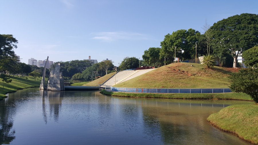 Devido a topografia do terreno, é possível avistar o parque e a cidade em seu entorno de diferentes modos. 