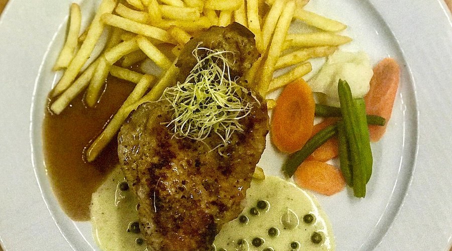 Steak s pepřovou omáčkou a hranolkami