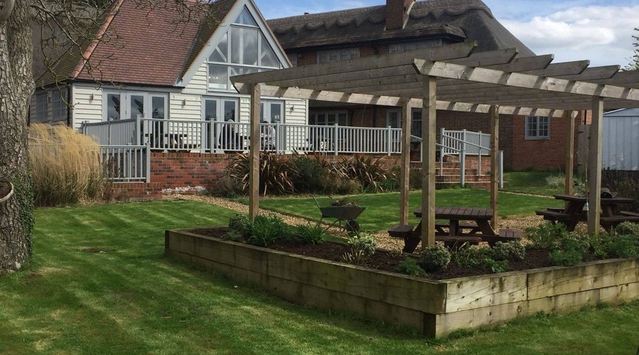 Perfect garden for dining al fresco. We welcome dogs on leads
