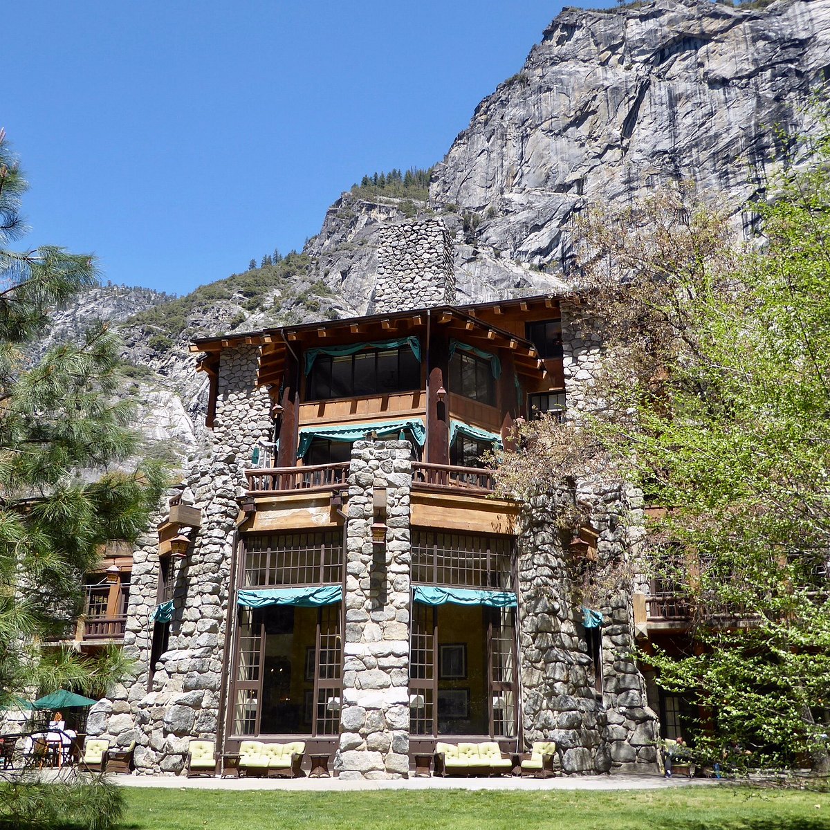 are dogs allowed in the majestic hotel in yosemite