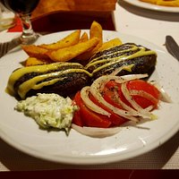Lugar aconchegante, comida deliciosa. Maria quem preparou os pratos com muito amor conversou conosco, pessoa incrível!