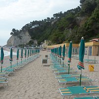 lo stabilimento con gli ombrelloni
