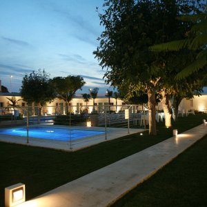 El jardín de la piscina iluminado en verano