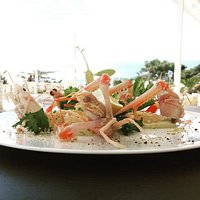 Scampi su crema di avocado e sbriciolona