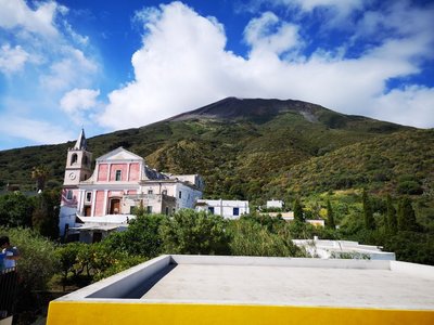 Stromboli or Russian roulette tourism