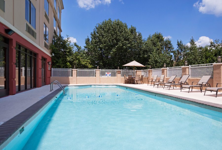 HOLIDAY INN EXPRESS MURFREESBORO CENTRAL $90 ($̶1̶2̶8̶) - Prices ...