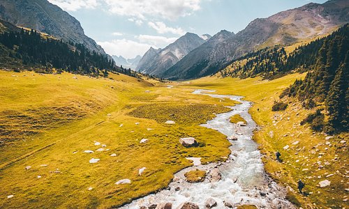 Diese unglaubliche Landschaft erwartet dich in Kirgistan – um genau zu sein auf dem viertägigen Jukku-Barskoon Trek. Alle Infos dazu findest du hier 👉 https://wetraveltheworld.de/trekking-kirgistan/ Wärst du jetzt auch gerne dort? Dann lass uns ein *LIKE* da!