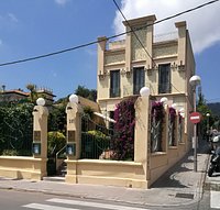 Fachada y patio anterior