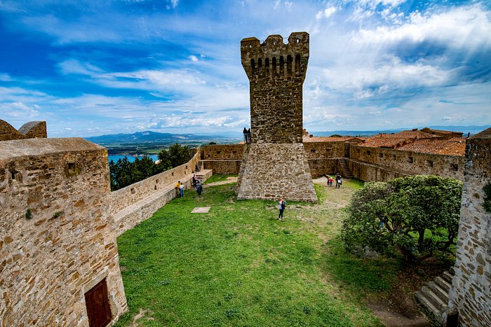 La Torre medievale e Rocca degli Appiani al Castello di Populonia.