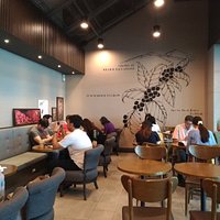 高雄國際機場入境大廳內的星巴克座位區